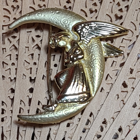 Gold Angel on Crescent Moon Brooch - Picture 4 of 10